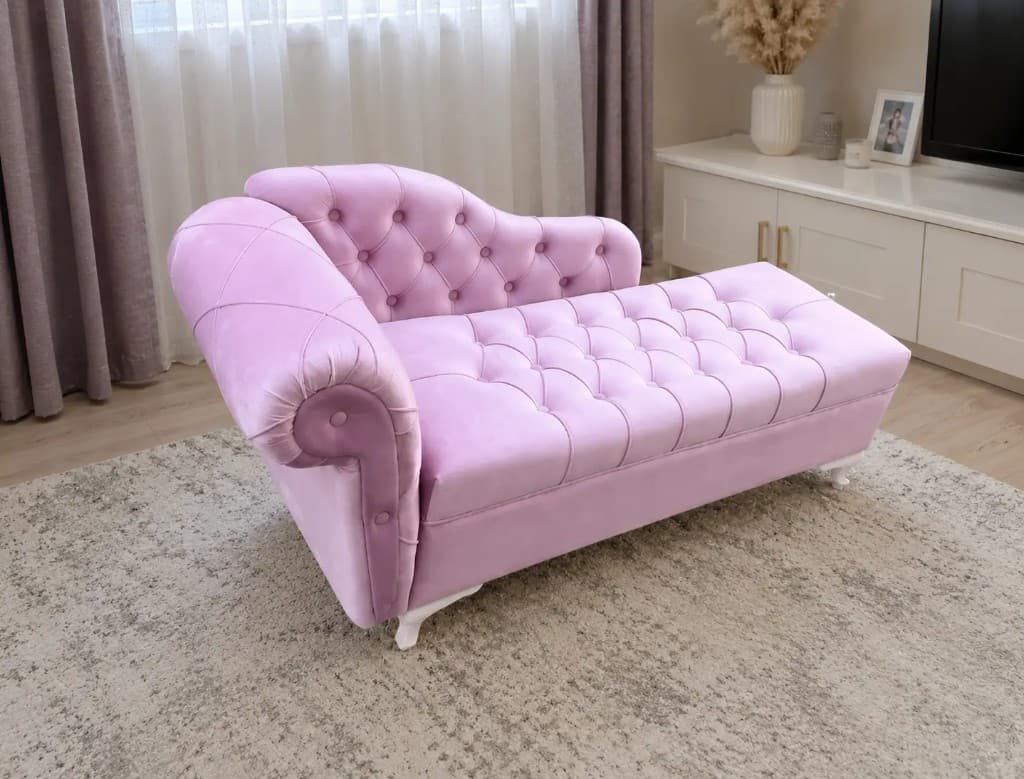 Mini česterfield chaise u svijetlo ljubičastom velvetu uz prozor sa zavesama
