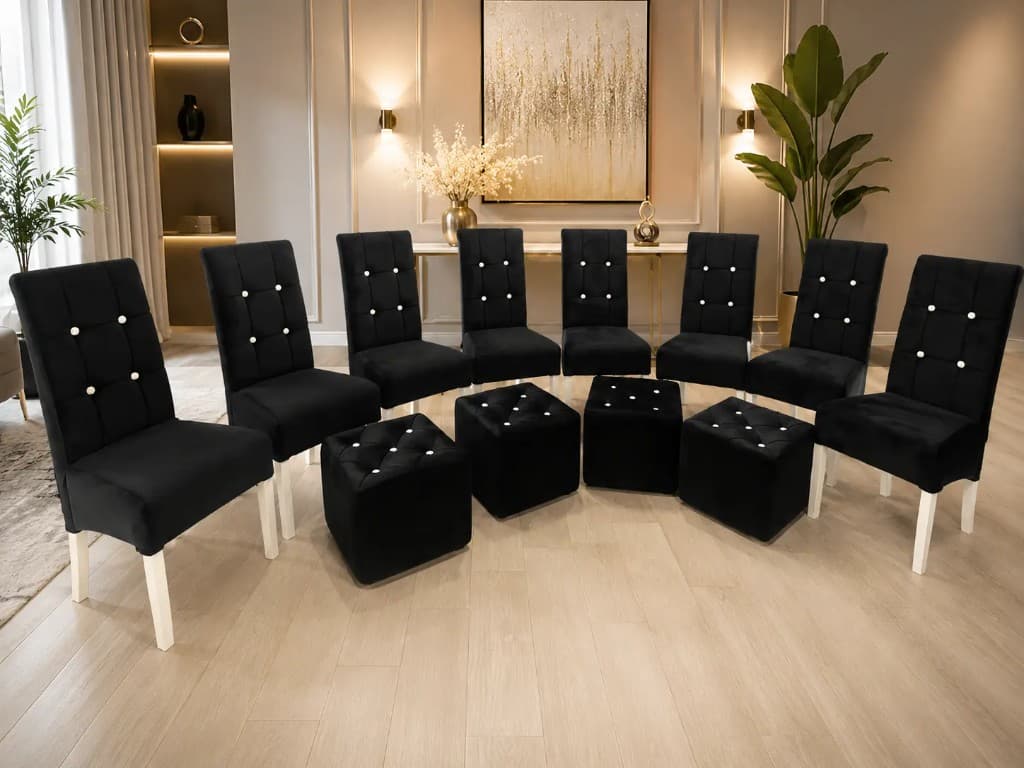 Set crnih baršunastih stolica i otomanskih tabureta u svečanom salonu